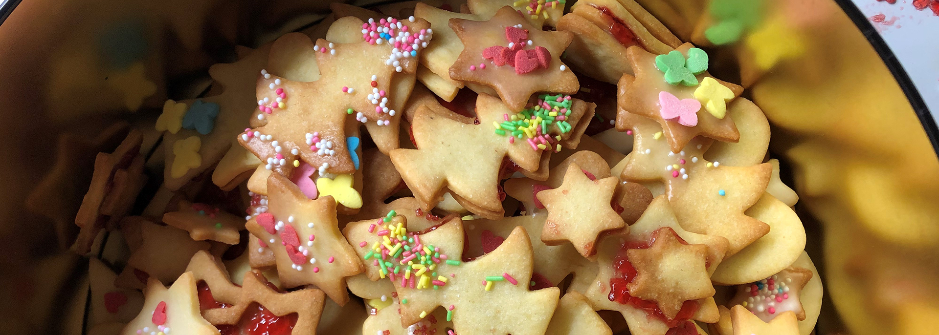 selbstgebackene und verzierte Plätzchen 